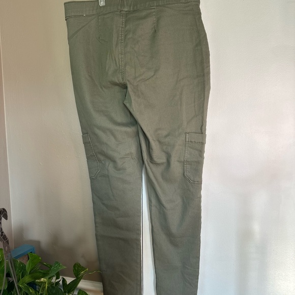 No Boundaries Women's Olive Straight Leg Pants - Picture 4 of 6
